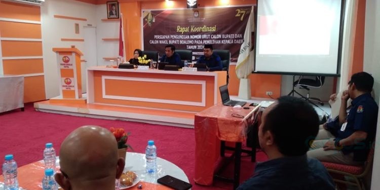 Rapat KPU Boalemo dengan LO bapaslon jelang pengundian nomor urut digelar di Hotel Grand Amalia, Selasa (17/9/2024).(Foto KPU)