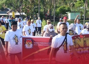 Jalan sehat dalam rangkaian kegiatan Pentas Demokrasi yang diselenggarakan KPU Gorontalo Utara sebagai bentuk upaya meningkatkan partisipasi pemilih menuju Pilkada Serentak 2024, Selasa (10/9/2024).(Foto KPU)