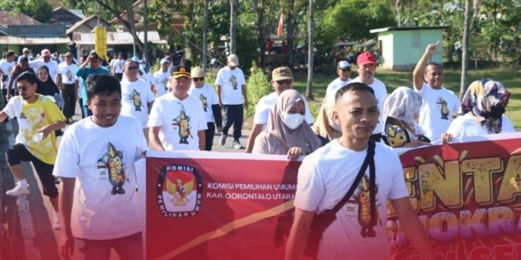 Jalan sehat dalam rangkaian kegiatan Pentas Demokrasi yang diselenggarakan KPU Gorontalo Utara sebagai bentuk upaya meningkatkan partisipasi pemilih menuju Pilkada Serentak 2024, Selasa (10/9/2024).(Foto KPU)