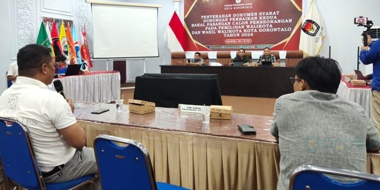 Penyerahan dokumen syarat dukungan perbaikan kedua Bapaslon Walikota dan Wakil Walikota Gorontalo di KPU Kota Gorontalo, Kamis (5/9/2024). (Foto Rama/Gopos)
