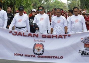 Kegiatan Pentas Seni Demokrasi menuju Pilkada Serentak 2024 yang diprakarsai oleh KPU Kota Gorontalo diawali dengan kegiatan jalan sehat dan berbagai acara menarik lainnya, Sabtu (14/9/2024). (Foto KPU)