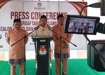 Ketua KPU Pohuwato Firman Ikhwan saat memberikan keterangan pers, Senin (2/9/2024).(Foto yusup gopos)