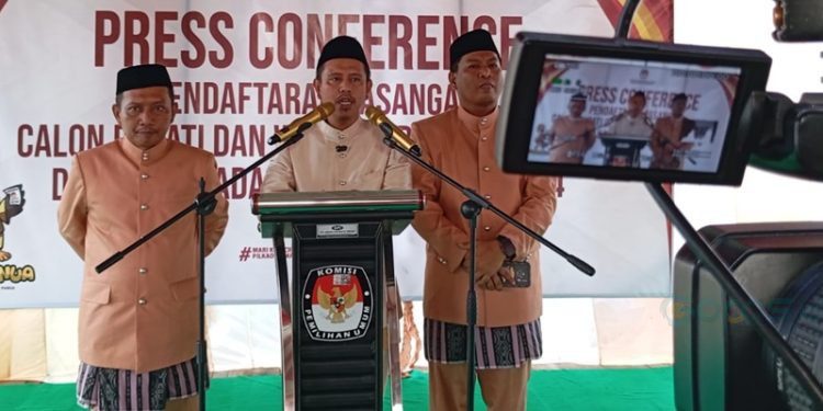 Ketua KPU Pohuwato Firman Ikhwan saat memberikan keterangan pers, Senin (2/9/2024).(Foto yusup gopos)