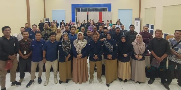 Usai rapat RAKOR Persiapan Perekrutan KPPS Pemilihan Gubernur dan Wakil Gubernur, dan Pemilihan Bupati dan Wakil Bupati Serentak Tahun 2024, berlansung di Hotel Sunrise, Sabtu (14/09/2024). (Foto KPU)