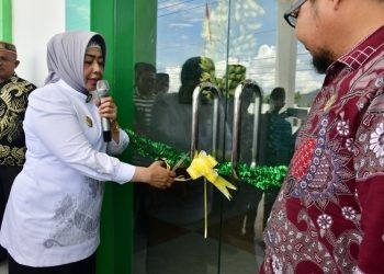 Plt Bupati Pohuwato, Suharsi Igirisa, meresmikan balai nikah dan manasik haji kua kecamatan Popayato, Rabu (25/09/2025) (Iwan Karim Humas Pemda Pohuwato)