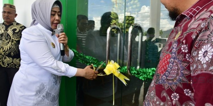 Plt Bupati Pohuwato, Suharsi Igirisa, meresmikan balai nikah dan manasik haji kua kecamatan Popayato, Rabu (25/09/2025) (Iwan Karim Humas Pemda Pohuwato)