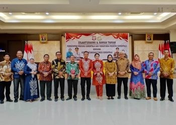 Pj Gubernur dan Istri (batik kuning) bersama jajaran Forkopimda dengan Kajati Gorontalo yang baru bersama istri (karawo orange) usai silahturahmi dan jamuan makan malam bersama di Aula Rumah Jabatan Gubernur, Senin (2/09/2024). (Foto – Valen)