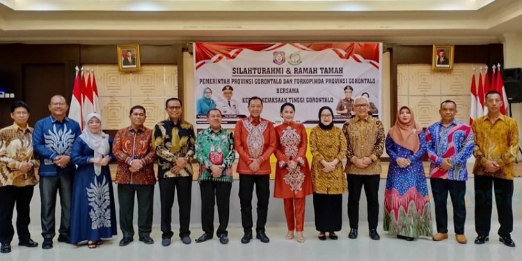 Pj Gubernur dan Istri (batik kuning) bersama jajaran Forkopimda dengan Kajati Gorontalo yang baru bersama istri (karawo orange) usai silahturahmi dan jamuan makan malam bersama di Aula Rumah Jabatan Gubernur, Senin (2/09/2024). (Foto – Valen)