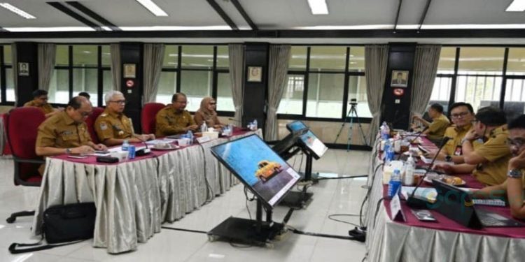 Suasana rapat evaluasi Penjabat Gubernur Gorontalo yang dilakukan Kementerian Dalam Negeri diwakili Kepala Badan Strategi Kebijakan Dalam Negeri Yusharto Huntoyungo di Jakarta. (ANTARA/HO-Diskominfotik Provinsi Gorontalo)
