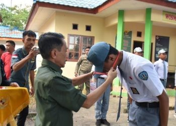 Penyematan tanda kepesertaan kepada anggota Paskibraka Kabupaten Gorontalo oleh Bupati  Gorontalo, Nelson Pomalingo.