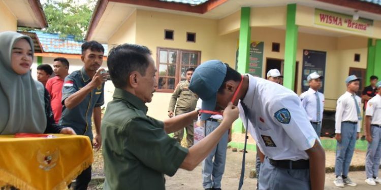 Penyematan tanda kepesertaan kepada anggota Paskibraka Kabupaten Gorontalo oleh Bupati Gorontalo, Nelson Pomalingo.