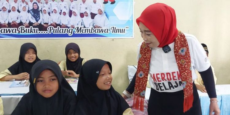 Direktur Jenderal Guru dan Tenaga Kependidikan Kementerian Pendidikan, Kebudayaan, Riset dan Teknologi RI Nunuk Suryani memantau implementasi kebijakan Merdeka Belajar di SDN 03 Kota Bengkulu, di Bengkulu, Jumat. (16/8/2024) (ANTARA/Boyke Ledy Watra)