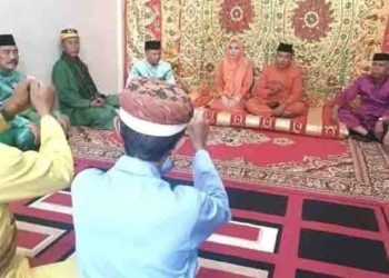 Haris Tome saat menjalani adat mopotilolo.