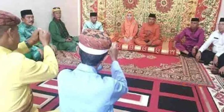 Haris Tome saat menjalani adat mopotilolo.