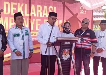Hasan Lasiki (tiga dari kanan) saat Mendampingi Paslon Ilomata Conference Pers usai pencabutan nomor urut, Senin (23/09/2024) (Yusuf/Gopos)