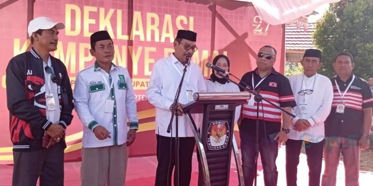 Hasan Lasiki (tiga dari kanan) saat Mendampingi Paslon Ilomata Conference Pers usai pencabutan nomor urut, Senin (23/09/2024) (Yusuf/Gopos)