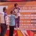 Atlet muaythai Gorontalo, Fatimah Catherina Husain, menerima pengalungan medali emas pada PON XXI di Gedung Balle Meusarayya, Aceh, Selasa (10/9/2024). (Foto : Istimewa)