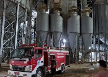 Pemadam Kebakaran  sedang melakukan pemadaman atas kebakaran di Pabrik PT Ceres Agro Indonesia Pohuwato