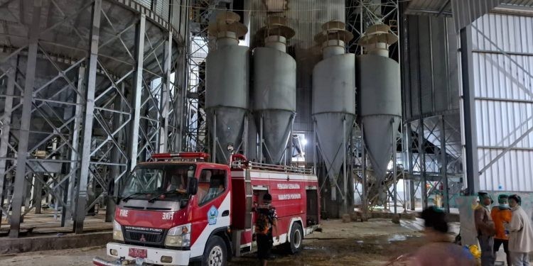 Pemadam Kebakaran sedang melakukan pemadaman atas kebakaran di Pabrik PT Ceres Agro Indonesia Pohuwato