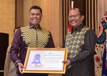 Penghargaan Paritrana Award 2023 yang diserahkan oleh Dirut BPJS Ketenagakerjaan Anggoro Eko Cahyotu, kepada Pemerintah Provinsi Gorontalo.(Foto Fadil Diskominfotik)
