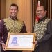 Penghargaan Paritrana Award 2023 yang diserahkan oleh Dirut BPJS Ketenagakerjaan Anggoro Eko Cahyotu, kepada Pemerintah Provinsi Gorontalo.(Foto Fadil Diskominfotik)