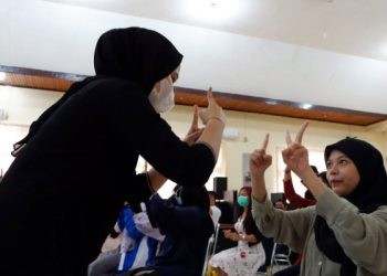 Kegiatan pelatihan bahasa isyarat yang digelar Teman Tuli Jambi sebagai salah satu upaya untuk mengajarkan bahasa isyarat kepada masyarakat luas (ANTARA/Tuyani)