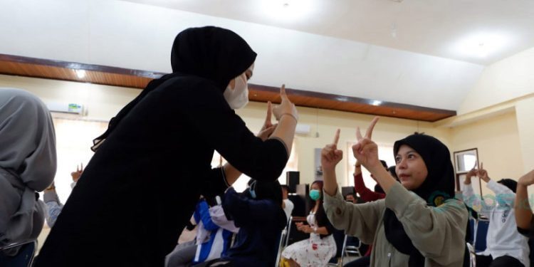 Kegiatan pelatihan bahasa isyarat yang digelar Teman Tuli Jambi sebagai salah satu upaya untuk mengajarkan bahasa isyarat kepada masyarakat luas (ANTARA/Tuyani)