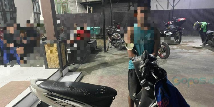 Tersangka pencurian sepeda motor saat diamankan di Polsek Dungingi, Kota Gorontalo.