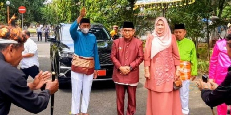 Upacra adat mopotilolo dalam rangka mneyambut Pjs Bupati Gorontalo, Syukri Botutihe.