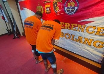 Tersangka RM dan RG saat diamankan di Polres Bone Bolango, Kamis (5/9/2024). (Foto Putra Gopos)