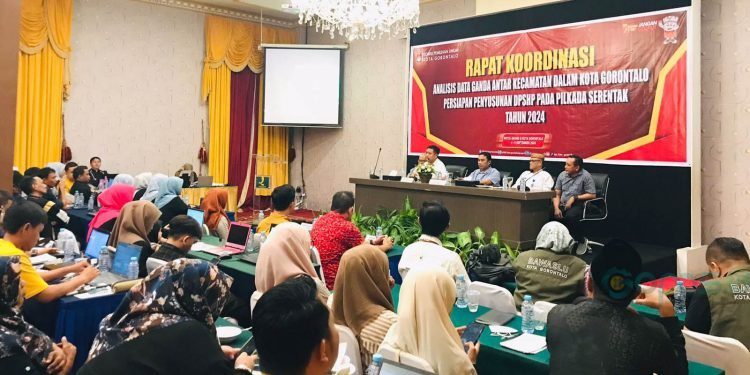 Rapat Koordinasi  KPU Kota Gorontalo dalam rangka menganalisa data ganda antar kecamatan persiapan penyusunan DPSHP Pilkada 2024