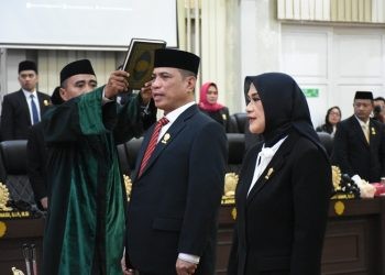 Rivai Bakusu dan Lola Junus saat dilantik dan diambil sumpah sebagai Wakil Ketua DPRD Kota Gorontalo Periode 2024-2029, Senin (9/9/2024).