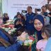 Direktur Penganekaragaman Konsumsi Pangan Badan Pangan Nasional (Bapanas) Rinna Syawal menyuapkan makanan pada anak di Rumah Pangan B2SA, di Lombok Tengah, Nusa Tenggara Barat, beberapa waktu lalu. (ANTARA/Indriani)