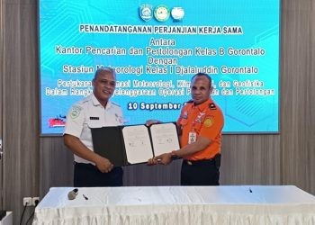 Kepala kantor Basarnas Gorontalo Heriyanto dan Kepala Stasiun BMKG Kelas I Djalaludin Gorontalo, Cucu Kusmayancu usai penandatanganan kerjasama, Selasa (10/9/2024).(Foto Sari gopos)