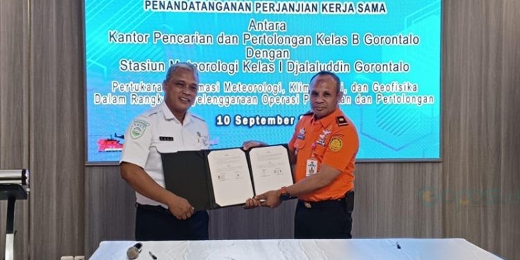 Kepala kantor Basarnas Gorontalo Heriyanto dan Kepala Stasiun BMKG Kelas I Djalaludin Gorontalo, Cucu Kusmayancu usai penandatanganan kerjasama, Selasa (10/9/2024).(Foto Sari gopos)