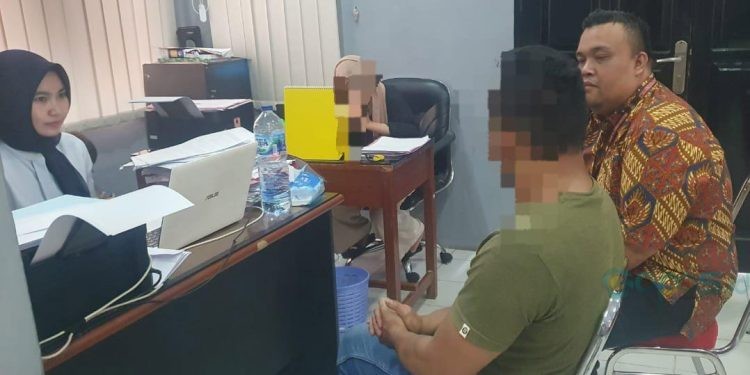 SI saat menjalani pemeriksaan oleh Sat Reskrim Polresta Gorontalo Kota