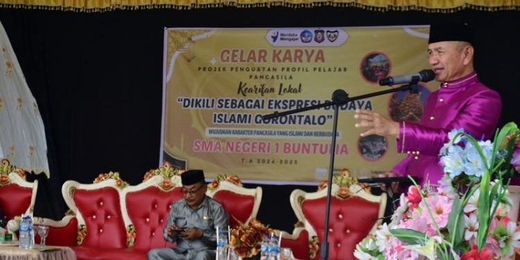 Bupati Pohuwato, Siapul Mbuinga, menghadiri gelar karya SMAN 1 Buntulia, Selasa (24/09/2025). (Foto Iwan Humas Pemda Pohuwato)