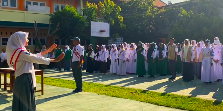 Para siswa SMK Kesehatan Bakti Nusantara Gorontalo saat melakukan upacara bendera.(Foto Klip Youtube)