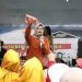 Bupati Blitar Rini Syarifah saat menghadiri kegiatan jalan sehat di Dusun Centong, Desa Sawentar, Kecamatan Kanigoro, Kabupaten Blitar. (Foto: Pemkab Blitar)