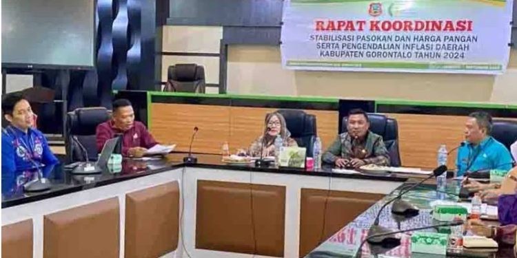 Sekretaris Daerah Haris Tome, memberikan arahan para rapat koordinasi stabilisasi pasokan dan harga pangan serta pengendalian inflasi daerah di Kabupaten Gorontalo tahun 2024, Kamis (19/9/2024). Foto: Kominfo