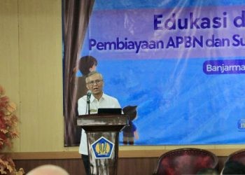 Direktur Surat Utang Negara Direktorat Jenderal Pengelolaan Pembiayaan dan Risiko (DJPPR) Kemenkeu Deni Ridwan memberikan materi pada kegiatan sosialisasi Pembiayaan APBN dan SBN ritel di Kota Banjarmasin, Kalimantan Selatan, Senin (19/2). (ANTARA/Tumpal Andani Aritonang)