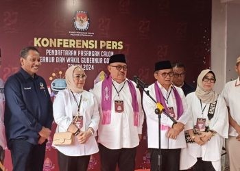 Pasangan Tonny Uloli dan Marten Taha saat memberikan keterangan pers usai menyerahkan dokumen pendaftaran calon pengganti pasangan calon Gubernur dan Wakil Gubernur Gorontalo di KPU Provinsi Gorontalo, Sabtu (7/9/2024). (Sari/gopos)