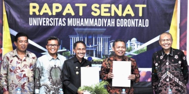 Bupati Gorontalo, Nelson Pomalingo saat memberikan hibah tanah untuk Universitas Muhammadiyah Gorontalo.