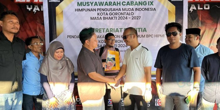 Salah satu kandidat calon ketua HIPMI Kota Gorontalo Zulkifli Hasan ketika mengembalikan formulir pendaftaran di sekretariat panitia.