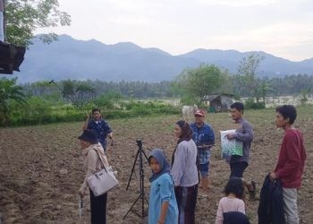 Kegiatan pengambilan gambar untuk pengabdian dalam pembuatan film pendek berbahasa Gorontalo di Desa Tanggilingo, Kecamatan Kabila, Kabupaten Bone Bolango, Sabtu (21/9).