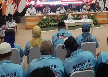 Pasangan GAS dan tim pemenangan ketika menunggu pengambilan nomor urut pasangan calon untuk Pilgub 2024,