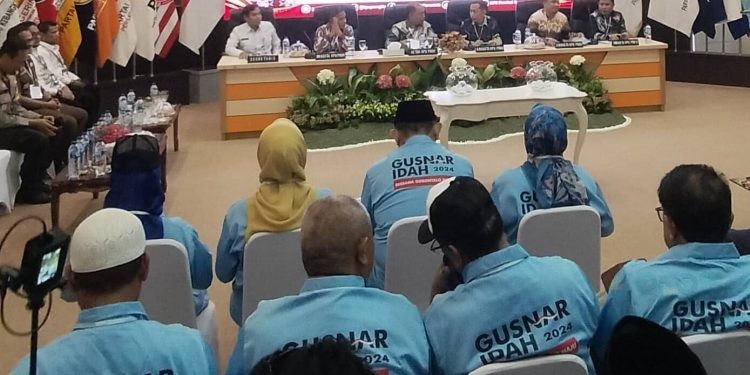Pasangan GAS dan tim pemenangan ketika menunggu pengambilan nomor urut pasangan calon untuk Pilgub 2024,