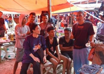 Yati Uloli saat berbincang dengan para pedagang di pasar sabtu Gorontalo, Sabtu (21/9/2024).