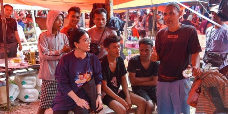 Yati Uloli saat berbincang dengan para pedagang di pasar sabtu Gorontalo, Sabtu (21/9/2024).