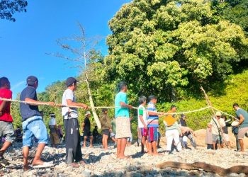 Masyarakat Desa Huangobotu, Kecamatan Kabila Bone, Bone Bolango saat memblokade jalan milik PT Rahmat Simpati Jaya. (Foto Putra/Gopos)